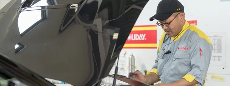 車検をしている整備士