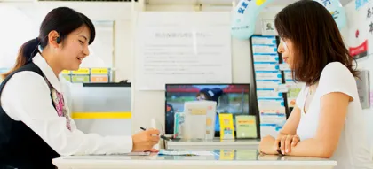 担当スタッフから説明を受ける女性